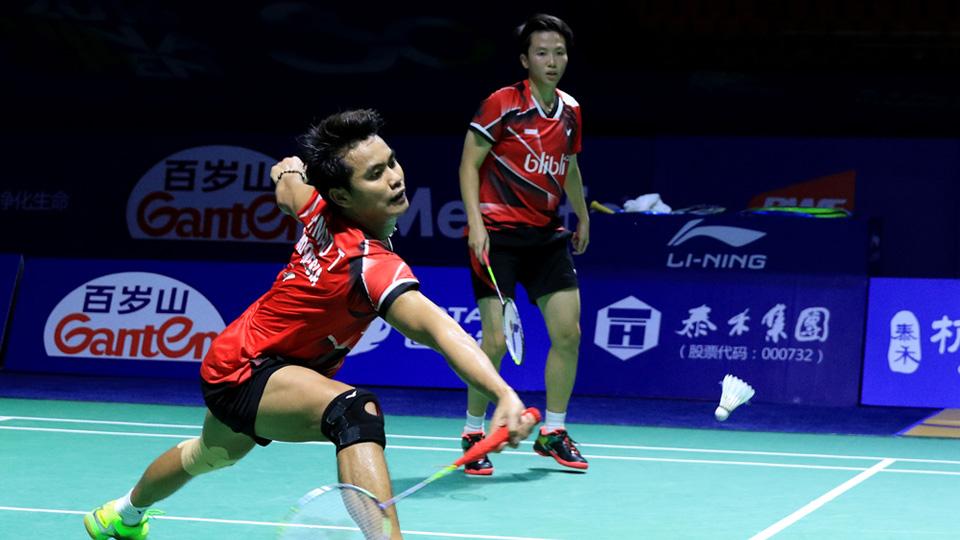 Ganda campuran Indonesia, Tontowi Ahmad/Liliyana Natsir mengembalikan kok ke arah pasangan Korea, Choi Sol-gyu/Chae Yoo-jung.